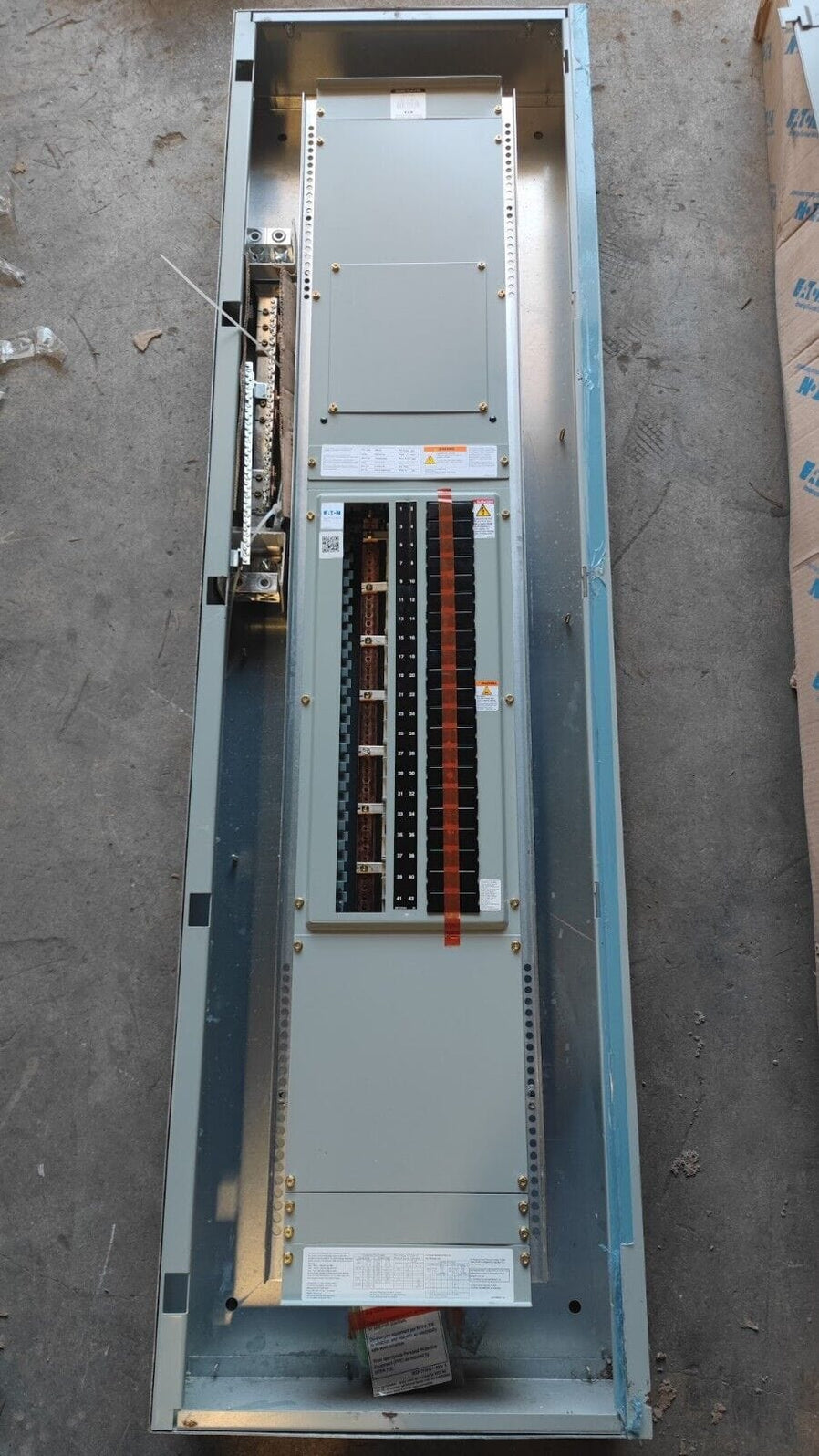Panelboard EATON PRL2x, 600 AMP, 480Y/277V, 3PH/4W, 42Sp, NEMA 1, 72 i ...