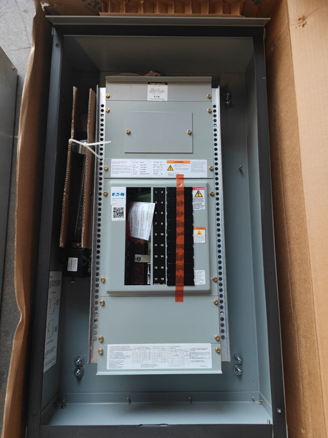 Panelboard Box Panelboard EATON PRL1x, 100 AMP, 208Y/120V, 3PH/4W, 18Sp, NEMA 3R, 36 ...